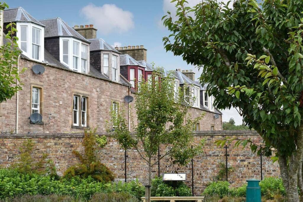 Marys Garden View North Apartment Jedburgh Bagian luar foto