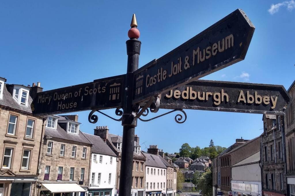 Marys Garden View North Apartment Jedburgh Bagian luar foto